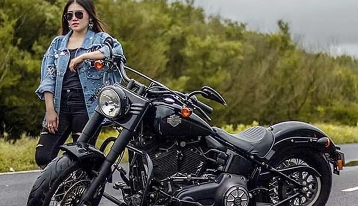 Ditambah lagi dengan kacamata hitamnya yang menambah OOTD-nya, gaya pemilik nama asli Maulidia Octavia ini tampak mengendarai Harley Davidson Softail Slim berukuran besar. (Liputan6.com/YouTube/Via Vallen)