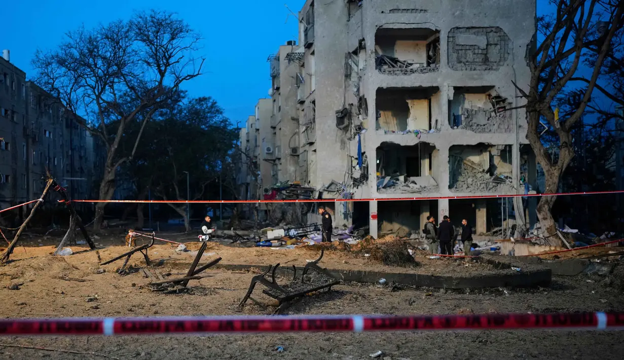 Media Israel melaporkan pada Sabtu 21 Maret 2026 malam waktu setempat bahwa delapan orang tewas dan lebih dari 100 orang terluka akibat serangan rudal Iran di Arad, Israel Selatan. Tampak dalam foto, pasukan keamanan Israel memeriksa bangunan tempat tinggal yang rusak akibat serangan rudal Iran di Arad, Israel Selatan, Minggu, 22 Maret 2026. (AP Photo/Ohad Zwigenberg)