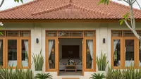 7 Desain Rumah Sederhana Tapi Mewah Atap Genteng dengan Interior Tropis, Hunian Memukau di 2025