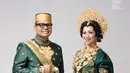 Adat bugis puh terlihat dari pakaian kedua pengantin. Akbar yang juga anak dari Menteri Hukum, Supratman Andi Agtas tampil mengenakan beskap hijau emerald dengan aksen payet keemasan dipadukan sarung colorfull lengkap dengan aksesori emas serasi dengan pecinya. [@indraleonardi]