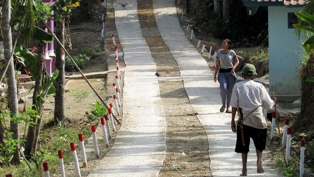 Jalan di pedesaan yang pembangunannya menggunakan dana desa. (Foto: Liputan6.com/Muhamad Ridlo)