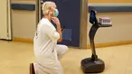 Petugas medis Israel menguji sebuah robot Temi di Sheba Medical Center dekat Tel Aviv, Israel, (12/5/2020). Robot Temi ini yang dikembangkan oleh sebuah perusahaan Israel. (Xinhua/Gil Cohen Magen)