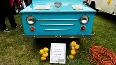 Sebuah mobil 1973 Electra-King 3-Wheel Electric Car saat dipamerkan di Concours d'LeMons, Seaside, California, AS, (20/8). Para pengunjung dibuat terpana dengan Mobil antik yang dipamerkan dan ingin memilikinya. (Reuters/Michael Fiala) 