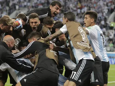 Para pemain Argentina merayakan gol yang dicetak Marcos Rojo ke gawang Nigeria pada laga grup D Piala Dunia di Stadion St Petersburg, St Petersburg, Selasa (26/6/2018)/ Argentina menang 2-1 atas Nigeria. (AP/Dmitri Lovetsky)