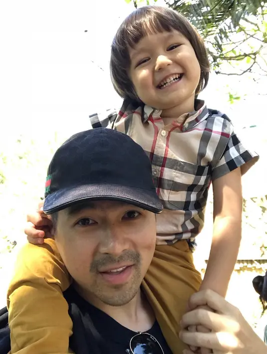 Baru beberapa hari berada di Amerika, Jedar pun tak hentinya membagikan momen bahagia bersama dua lelaki kesayangannya, Erick dan El Barack. Dan untuk yang satu ini, Jedar tengah menemani El yang sedang makan es krim. (Instagram/erickbanaiskandar)