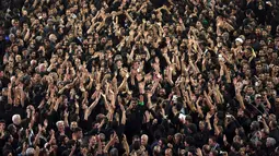 Ribuan jamaah Syiah berpartisipasi dalam upacara berkabung selama hari Asyura di Teheran, Iran,(10/10). Mereka memperingati kematian Imam Hussein, cucu Nabi Muhammad yang terbunuh di Karbala. (AP Photo/Hadi Mizban)