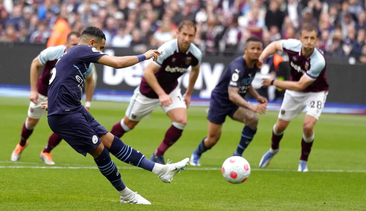 Pemain Manchester City Riyad Mahrez mengeksekusi penalti saat melawan Manchester City pada pertandingan sepak bola Liga Inggris di London Stadium, London, Inggris, 15 Mei 2022. Pertandingan berakhir imbang 2-2. (AP Photo/Kirsty Wigglesworth)