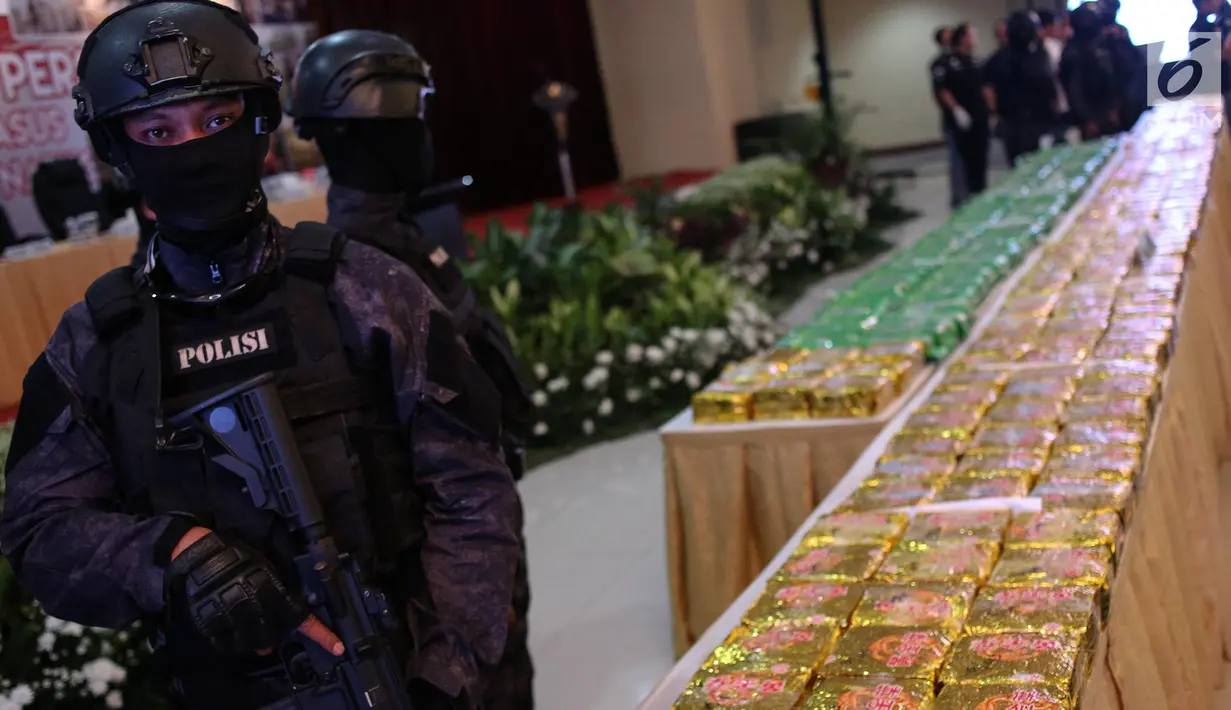 Petugas polisi berjaga dalam rilis penyelundupan 1 ton sabu di Polda Metro Jaya, Kamis (20/7). Polisi yang bekerja sama dengan BNN dan Bea Cukai berhasil menggagalkan penyelundupan sabu seberat 1 Ton asal Taiwan di Banten. (Liputan6.com/Faizal Fanani)