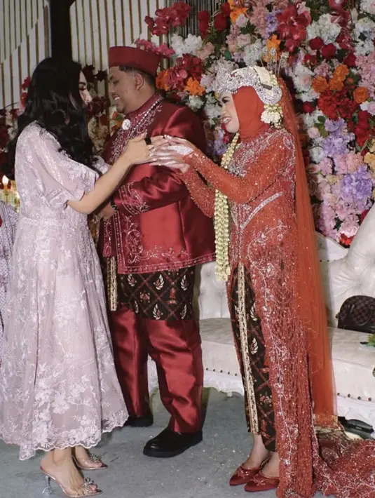 Ashanty memilih tampil mengenakan dress pink. Dress tersebut memiliki model panjang dengan lengan pendek. Dress pink dari Lace by Artkea tersebut memiliki bordiran dan beads.  [@ashanty_ash]