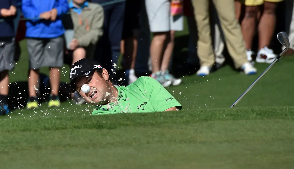 Pegolf AS, Patrick Reed, memukul bola dari dalam bunker dalam putaran 1 turnamen golf The Masters di Augusta National Golf Club, Augusta, Georgia, AS, (7/4/2016). (AFP/Nicholas Kamm)