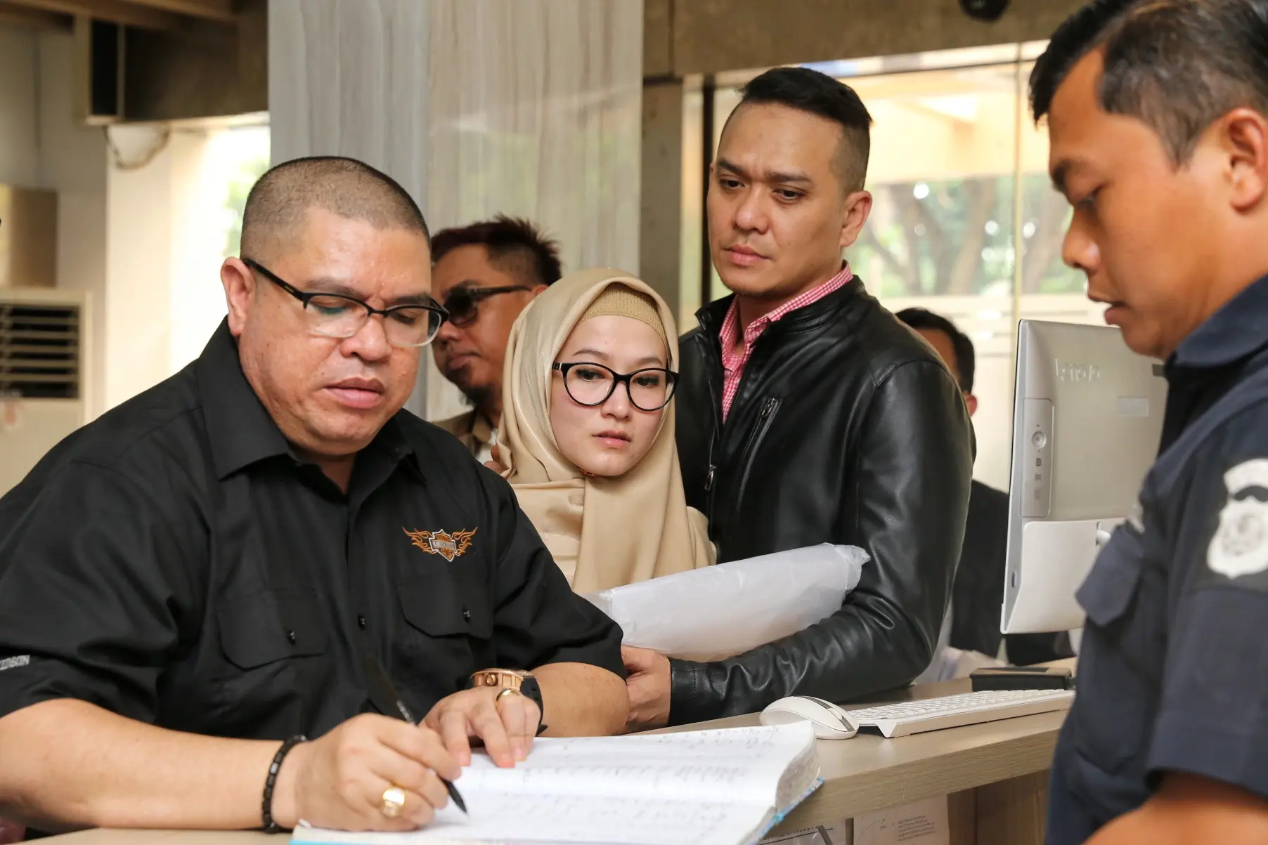 Selain memenuhi panggilan dari penyidik, kedatangan pemeran sinetron Tarzan Cantik beserta suami dan kuasa hukumnya itu juga sekaligus mempertanyakan status tersangka yang disandangnya. (Adrian Putra/Bintang.com)