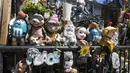 Sebuah rumah yang dihias dengan berbagai boneka dan mainan terlihat di Toronto, Kanada (19/8/2020). Memamerkan ratusan boneka, boneka binatang, dan lainnya, rumah di sebuah permukiman yang mendapat julukan Rumah Boneka ini menarik banyak pengunjung. (Xinhua/Zou Zheng)