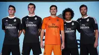 Xabi Alonso (kanan) dan kawan-kawan perkenalkan jersey ketiga Madrid bermotif naga (Daily Mail)