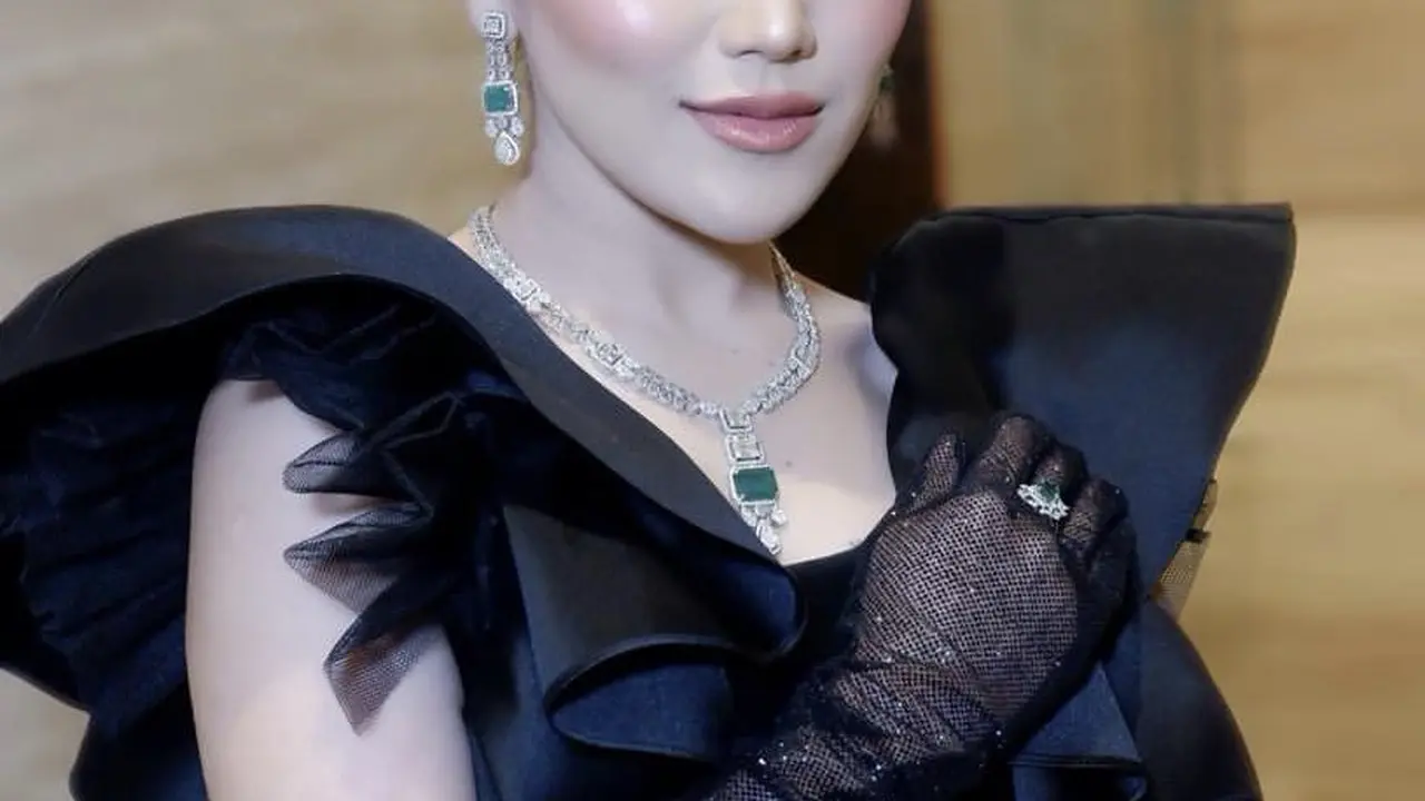 Ayu Ting Ting kenakan busana serba hitam yang serasi dengan Ivan Gunawan, credit: @ayutingting92