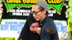 Melly Goeslaw dan Anto Hoed saat di pemakaman Ibunda Melly Goeslaw, TPU Tanah Kusir, Bintaro, Senin (12/1/2015). (Liputan6.com/Faisal R Syam)