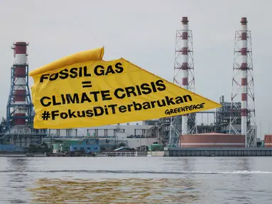 Aktivis Greenpeace Indonesia melakukan aksi di kawasan perairan depan Pembangkit Listrik Tenaga Gas Uap (PLTGU) Muara Karang, Jakarta pada Selasa 18 November 2025. Aktivis Greenpeace Indonesia menggelar aksi damai di kawasan Pembangkit Listrik Tenaga Gas Uap (PLTGU) Muara Karang pada Selasa 18 November 2025. (YASUYOSHI CHIBA/AFP)