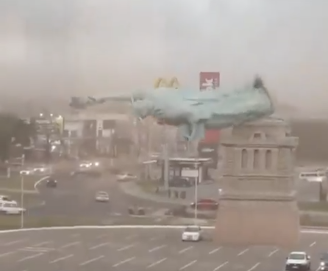 patung liberty brasil roboh. (@BNODesk)