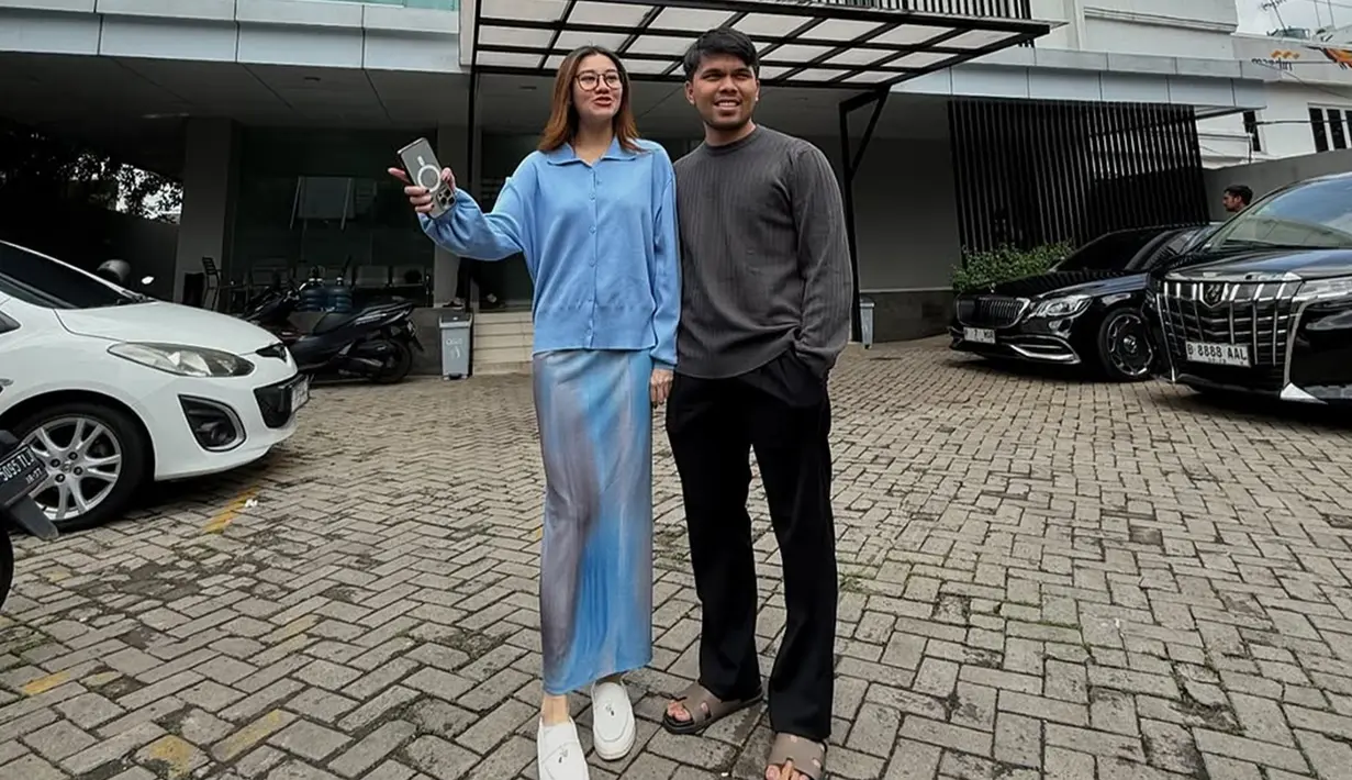 Selama merahasiakan kehamilannya ke publik, Aaliyah kerap mengenakan pakaian yang longgar maupun dress panjang. Penampilannya itu membuat banyak warganet berspekulasi tentang dirinya yang sedang hamil. (Liputan6.com/IG/@thariqhalilintar)