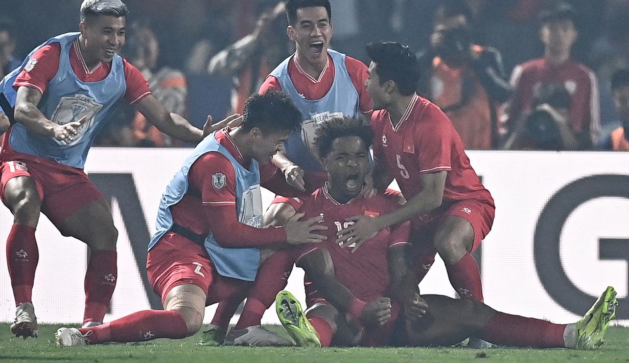 <p>Pemain naturalisasi baru Vietnam, Nguyen Xuan Son merayakan gol ke gawang Thailand bersama para rekan-rekannya dalam laga leg pertama final Piala AFF 2024 yang berlangsung di Viet Tri Stadium, Vietnam, Selasa (02/01/2025) waktu setempat. (AFP/Nhac Nguyen)</p>