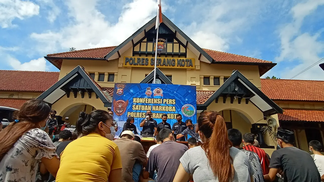 51 Tersangka Narkoba Polres Serang Kota. (Rabu, 31/03/2021). (Liputan6.com/Yandhi Deslatama).