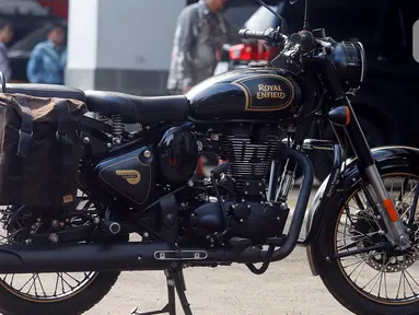 Tampilan Motor Royal Enfield milik mantan Gubernur Jawa Barat (Jabar) Ridwan Kamil yang disita penyidik Komisi Pemberantasan Korupsi (KPK) di Rumah Penyimpanan Benda Sitaan Negara (Rupbasan) pada Jumat (25/4/2025). (Liputan6.com/Herman Zakharia)