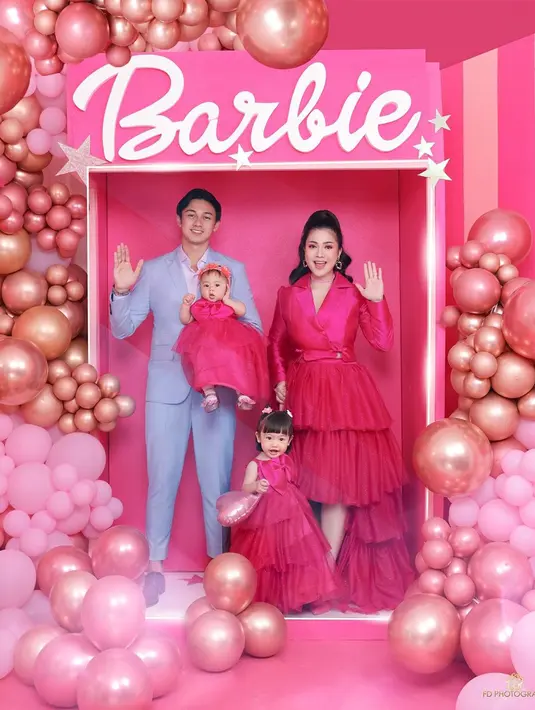 Penampilan kedua putri Falicya dan Hito juga tak lepas dari sorotan. Pasalnya, kedua putri pasangan selebriti ini tampil menggemaskan dengan gaun berwarna pink senada dengan Feli. (Liputan6.com/IG/@felicyangelista_)
