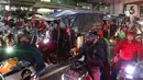 Kepadatan kendaraan roda dua mulai terlihat sejak pukul 20.00 WIB. (Liputan6.com/Herman Zakharia)