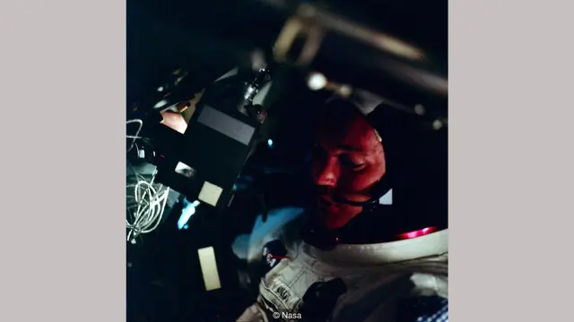 Michael Collins tengah memegang kamera (NASA)
