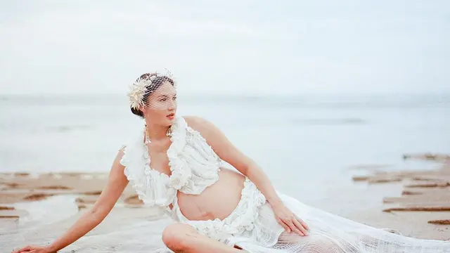 Potret Cantik Nadine Chandrawinata Sebelum Melahirkan, Bak Titisan Putri Laut dengan Gaun dari Kain Sisa