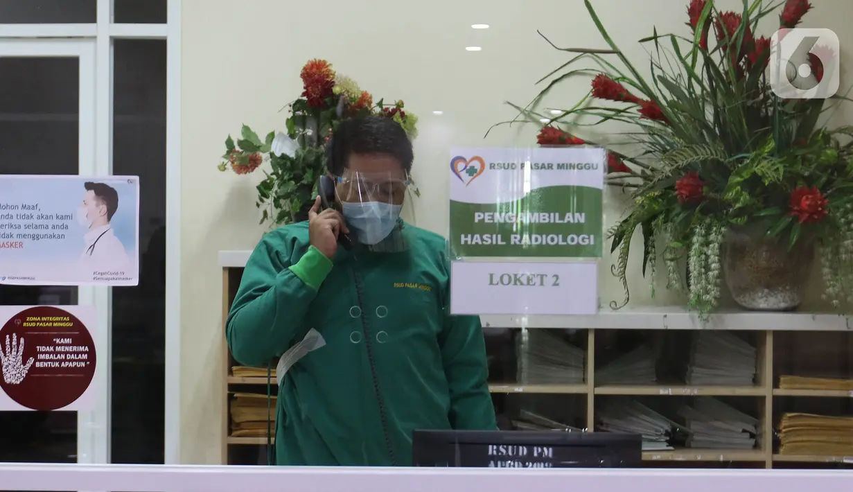 Aktivitas Rumah Sakit Umum Daerah (RSUD) khusus Covid-19 di Pasar Minggu, Jakarta, Sabtu (3/10/2020). RSUD Pasar Minggu menjadi salah satu rumah sakit daerah yang sudah 100 persen hanya melakukan perawatan corona. (Liputan6.com/Herman Zakharia)