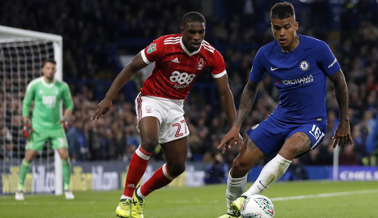 Gelandang Chelsea, Kenedy, berusaha melewati bek Nottingham Forest, Tendayi Darikwa, pada laga Piala Liga di Stadion Stamford Bridge, London, Rabu (20/9/2017). Chelsea menang 5-1 atas Forest. (AP/Kirsty Wigglesworth)