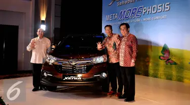 (Ki-ka) Presdir ADM, Sudirman MR, Senior Executive Director ADM, T.Itagaki, dan Chief Executive PT. Ai-DSO Djony Bunarto Tjondro berfoto bersama Mobil Great New Xenia di acara Launching mobil tersebut, Jakarta, Rabu (12/8/2015).(Liputan6.com/Johan Tallo)