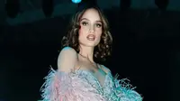 6 Gaya Cinta Laura Bergaun Mini dan Selendang Bulu di JFW 2025, Bak Model Victoria's Secret