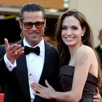 Di bagian bawah poster terlihat wajah Brad Pitt disamping tulisan By the Sea. (Bintang/EPA)