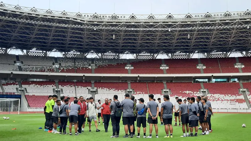 Presiden Joko Widodo (Jokowi) menggelar pertemuan dengan pelatih dan pemain Timnas U-20 Indonesia di Stadion Utama Gelora Bung Karno (GBK) Jakarta, Sabtu (31/3/2023). (Foto: Lizsa Egaham/Liputan6.com)