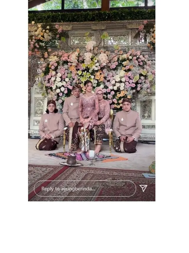 12 Momen Pengajian Serta Siraman Vidi Aldiano dan Sheila Dara, Penuh Haru Bahagia