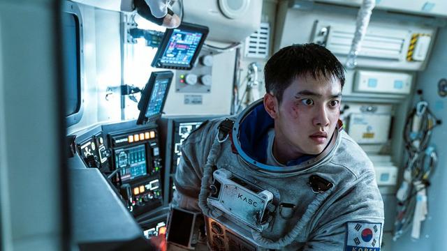 Potret D.O. dalam film The Moon.