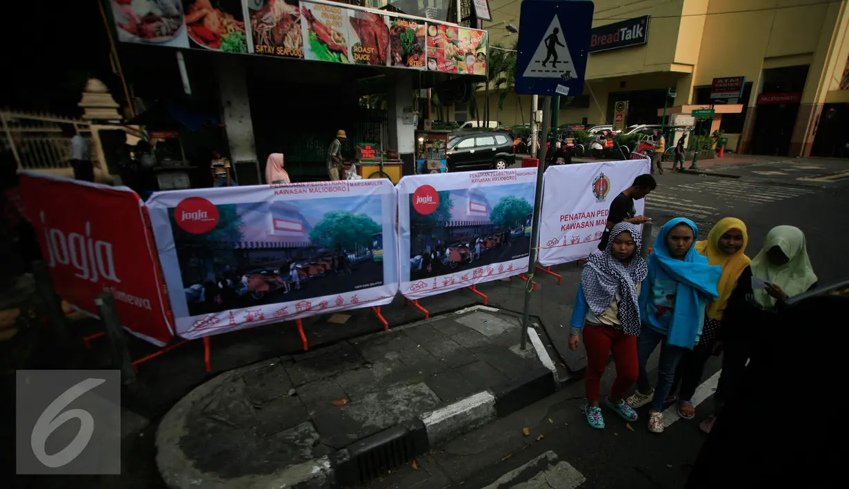 Sejumlah pagar pembatas telah terpasang di kawasan pedestrian Malioboro, Senin (4/4). Terhitung sejak 4 April, kawasan Malioboro bebas dari parkir yang direlokasi ke Taman Parkir Abu Bakar Ali. (Liputan6.com/Boy Harjanto)