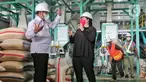 Ketua DPR RI Puan Maharani (kanan) bersama Direktur Utama Perum Badan Urusan Logistik (Bulog) Budi Waseso meninjau proses unit Modern Rice Miling Plant (MRMP) di Karawang, Jawa Barat, Rabu (21/9/2022). Kunjungan kerja tersebut guna membantu petani dalam negeri melalui infrastruktur penggunaan teknologi modern proses pengolahan beras untuk mewujudkan ketahanan pangan nasional. (Liputan6.com/Angga Yuniar)