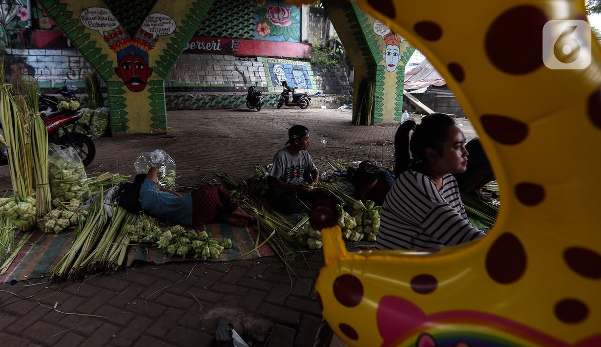 Pedagang menjual kulit ketupat siap pakai dengan harga Rp 15.000 per ikat. (Liputan6.com/Johan Tallo)