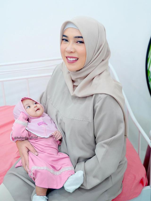 7 Potret Sada Aminahanara Putri Fitri Tropica saat Pakai Hijab, Menggemaskan