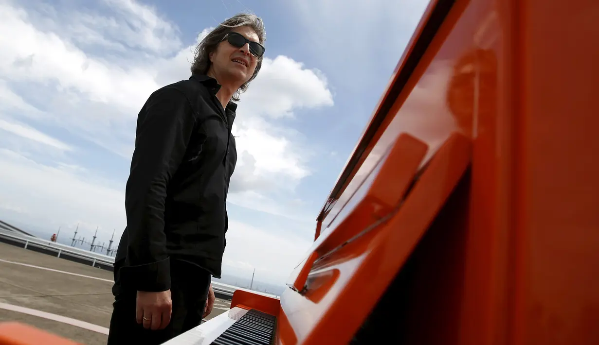 Musisi asal Jerman, Stefan Aaron menggelar `Orange Piano Tour` di Jepang, Jumat (4/9/2015). Stefan tampak bergaya dengan Piano orangenya. (REUTERS/Yuya Shino)