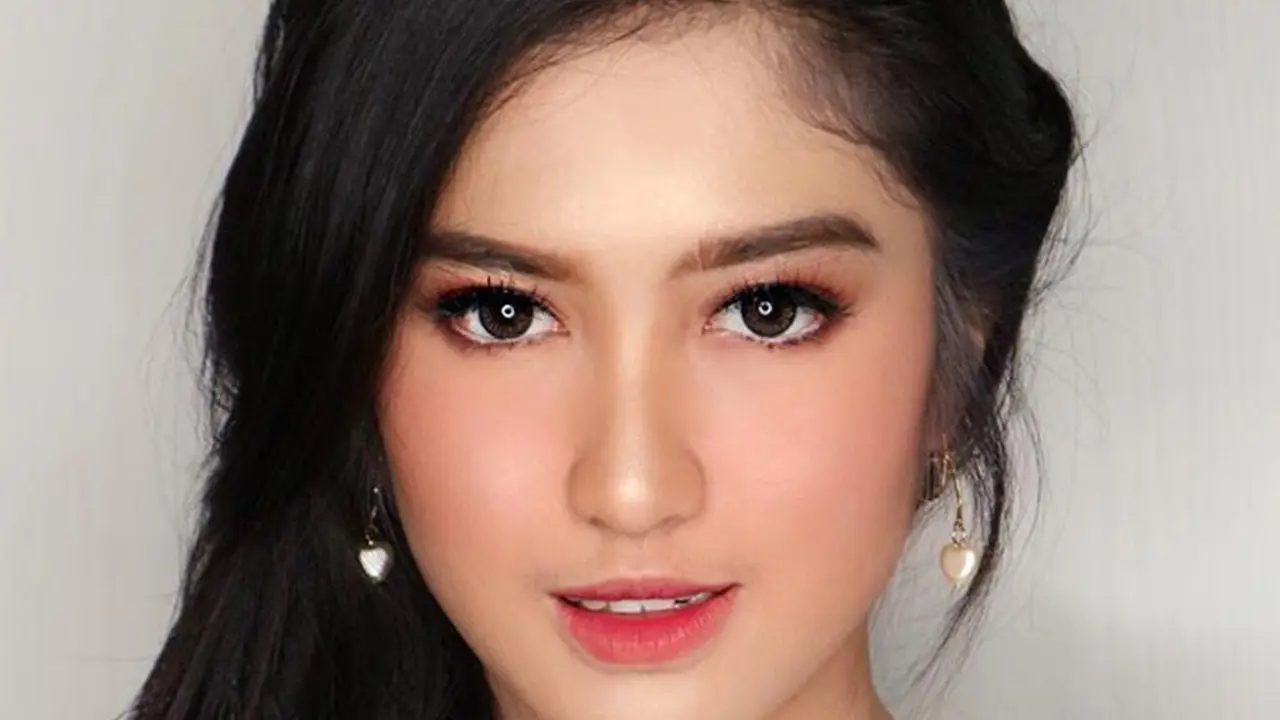 FOTO: Gaya Ochi Rosdiana dengan Makeup Tebal, Memesona
