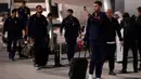 Pemain Timnas Spanyol Aymeric Laporte berfoto saat ia tiba bersama rekan satu timnya di Bandara Internasional Hamad, Doha, Qatar, Jumat (18/11/2022). Spanyol akan memainkan pertandingan pertama di Piala Dunia 2022 melawan Kosta Rika pada 23 November. (AP Photo/Hassan Ammar)