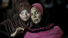 Kesedihan menyelimuti wajah keluarga korban jatuhnya pesawat Hercules C-130 yang tengah menunggu di depan RSUP Adam Malik, Medan, Selasa (30/6/2015). Pesawat berpenumpang 122 orang tersebut terjatuh dan menimpah pemukiman warga. (REUTERS/Beawiharta)