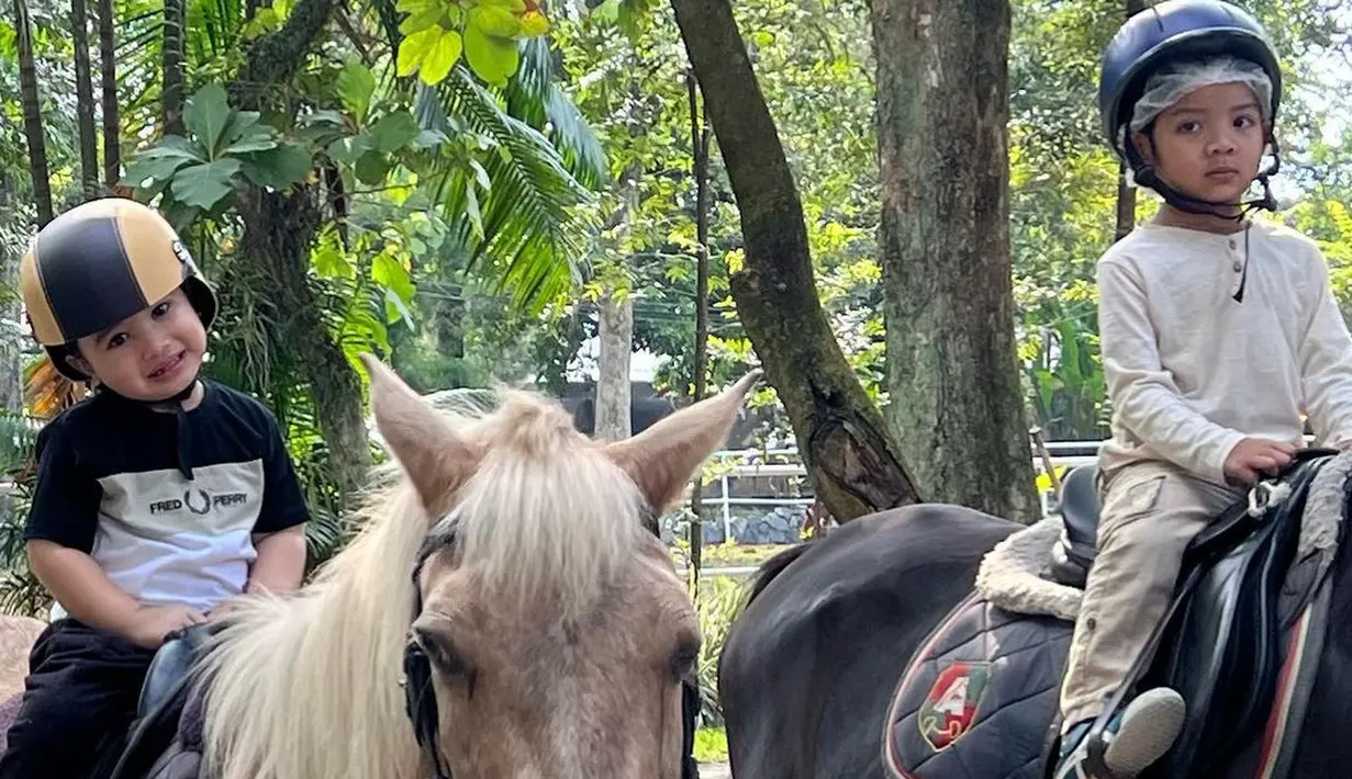 Melalui akun instagramnya, Zaskia tampak beberapa kali membagikan momen Ukkasya naik kuda. Meski usianya baru dua tahun, tapi ia terlihat sudah berani sendiri naik kuda. [Instagram/zaskiasungkar15]