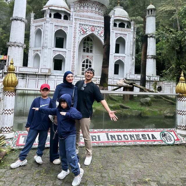 6 Potret Keluarga Kecil Donita dan Adi Nugroho,