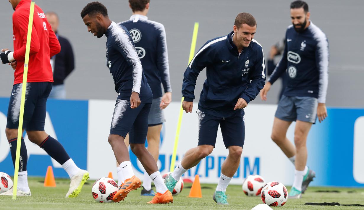 Penyerang timnas Prancis, Antoine Griezmann (kedua kanan) melakukan pemanasan saat latihan di Glebovets, Rusia, (4/7). Prancis akan bertanding melawan Uruguay pada babak 8 besar Piala Dunia 2018 di Nizhny Novgorod Stadium. (AP Photo/David Vincent)