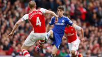 Gelandang Chelsea, Oscar (kedua kiri) berusaha melewati bek Arsenal Per Mertesacker saat Laga Liga Premier Inggris di Emirates Stadium, Minggu (26/4/2015). Arsenal bermain imbang 0-0 atas Chelsea. (Reuters/John Sibley)