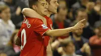 Gelandang serang Liverpool, Philippe Coutinho (kiri), teprilih sebagai Pemain Terbaik Liverpool 2015-2016. Pemain berusia 23 tahun itu juga meraih tiga gelar lain, pada malam penghargaan Liverpool, Jumat (13/5/2016) dini hari WIB.  (Reuters/Carl Recine)